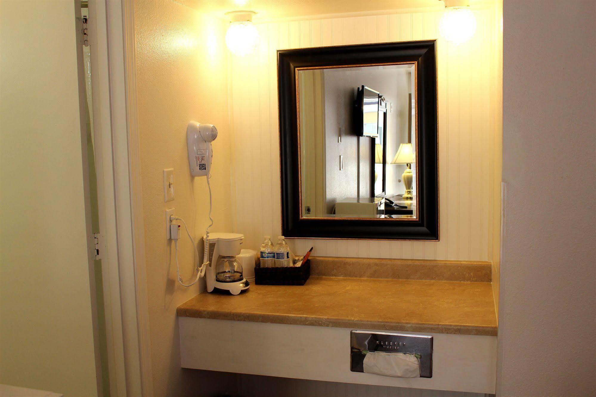Sovana Inn Medford Esterno foto