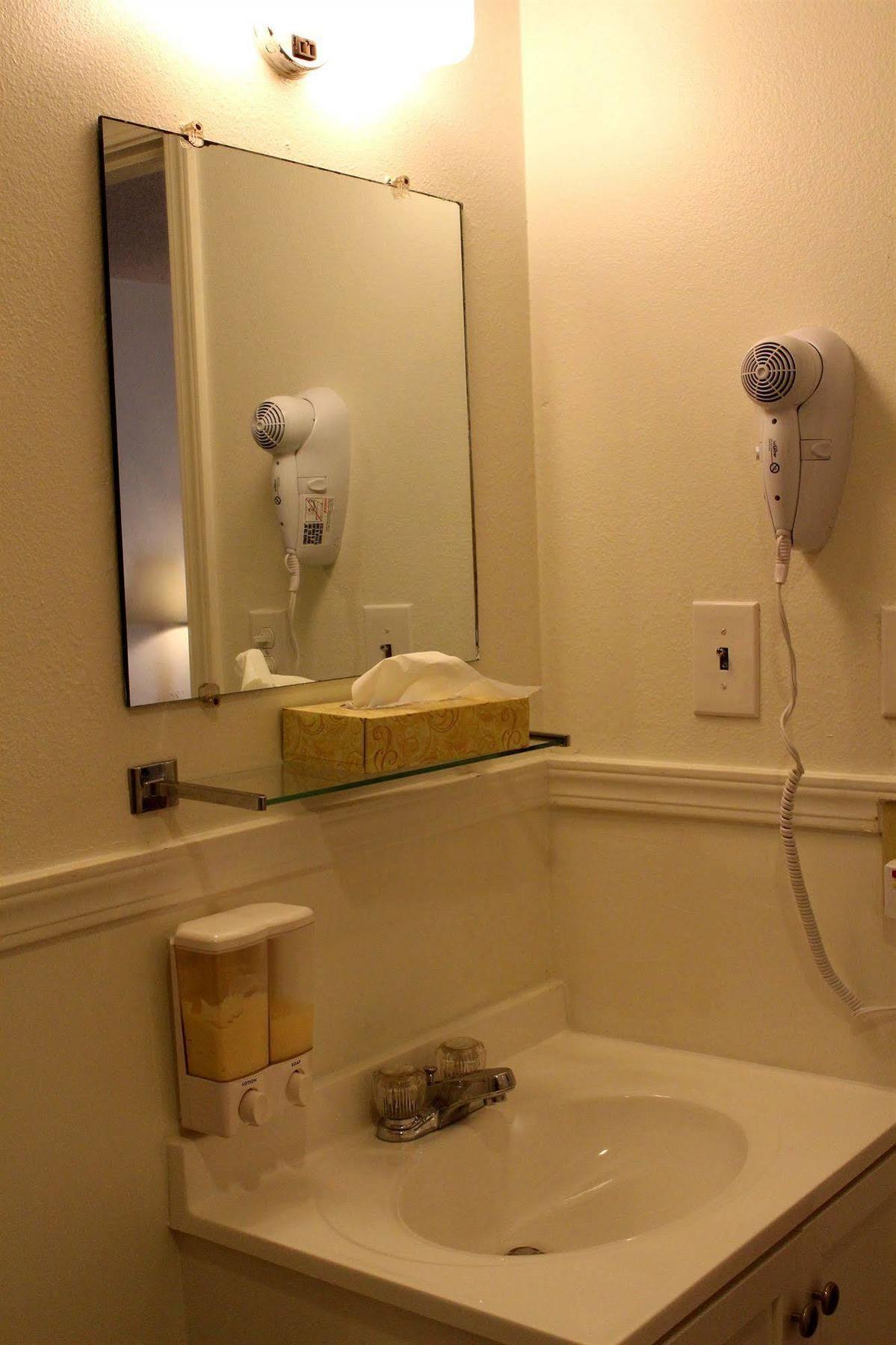 Sovana Inn Medford Esterno foto